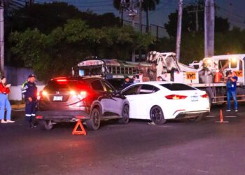 Conductor no respeta semáforo y provoca fuerte accidente