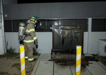 Bomberos controlan incendio en transformador eléctrico 