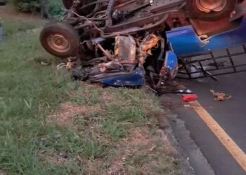 Pick-up vuelca en la carretera hacia Sonsonate