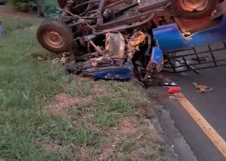 Pick-up vuelca en la carretera hacia Sonsonate