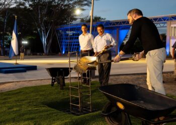 Presidente Bukele coloca primera piedra de AirCity