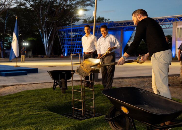 Presidente Bukele coloca primera piedra de AirCity