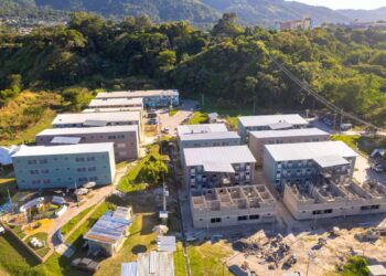 33 familias reciben las llaves de sus nuevos apartamentos 