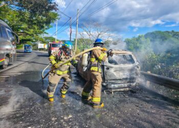 Bomberos sofocan incendio de vehículo en la carretera Troncal del Norte