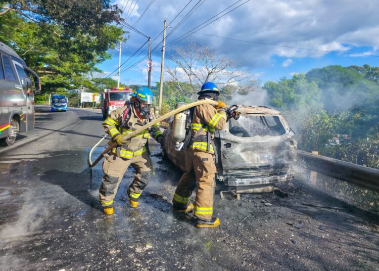 Bomberos sofocan incendio de vehículo en la carretera Troncal del Norte