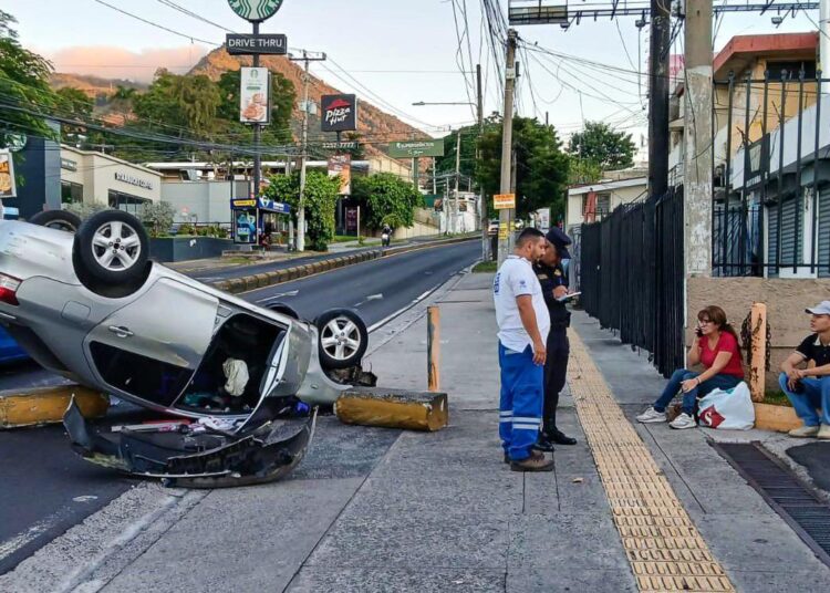 Vuelco de vehículo en avenida Masferrer afecta el tráfico en San Salvador