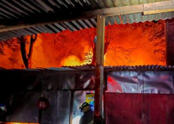 Gobierno indemnizará con el 100 % de las pérdidas a comerciantes afectados por incendio en Santa Ana