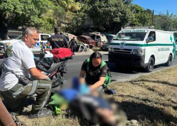 Motociclista herido tras colisionar en la carretera de Oro