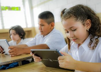 El Salvador implementará grok para más de un millón de estudiantes