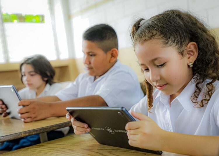 El Salvador implementará grok para más de un millón de estudiantes