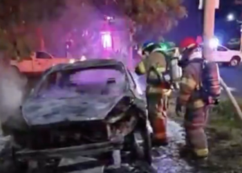 Bomberos sofocan incendio de dos vehículos en Santa Tecla