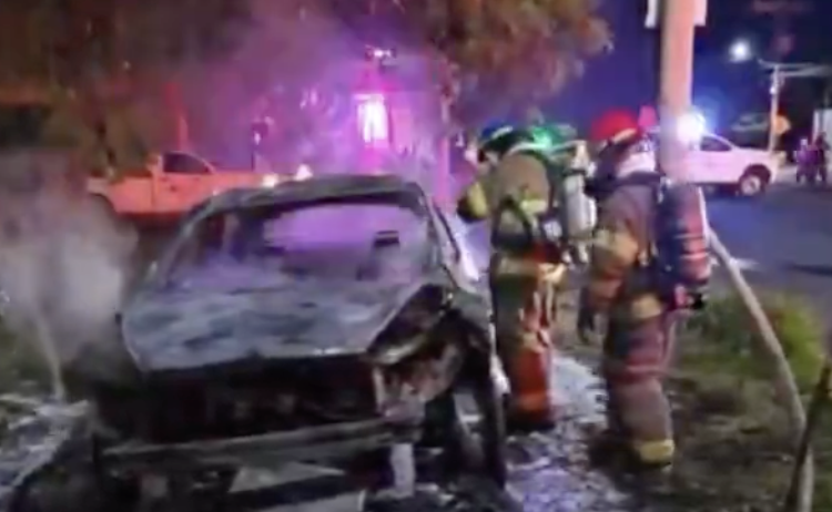 Bomberos sofocan incendio de dos vehículos en Santa Tecla