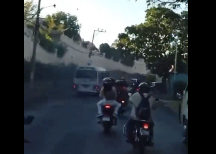 Multan con $300 a motorista por conducir en sentido contrario y disputar la vía