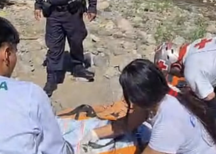 Cuerpos de socorro rescatan a hombre que cayó de un puente de 10 metros 