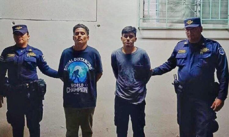 Capturan a dos sujetos por tráfico de drogas en Santa Tecla