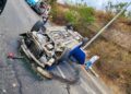 Excesiva velocidad provoca volcamiento de vehículo en la Carretera de Oro