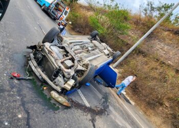 Excesiva velocidad provoca volcamiento de vehículo en la Carretera de Oro
