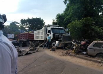 Colisión entre vehículos pesados afecta la carretera Troncal del Norte