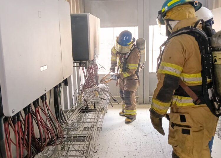 Bomberos controlan incendio en sistema fotovoltaico en San Vicente