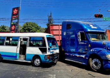 Camión de carga provoca accidente tras irrespetar semáforo