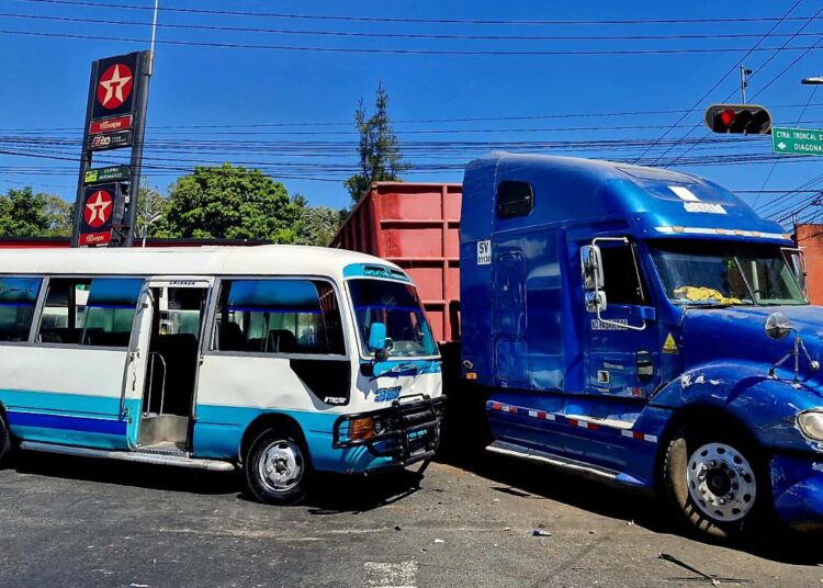 Camión de carga provoca accidente tras irrespetar semáforo
