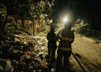 Bomberos controlan incendio en predio baldío de San Jacinto