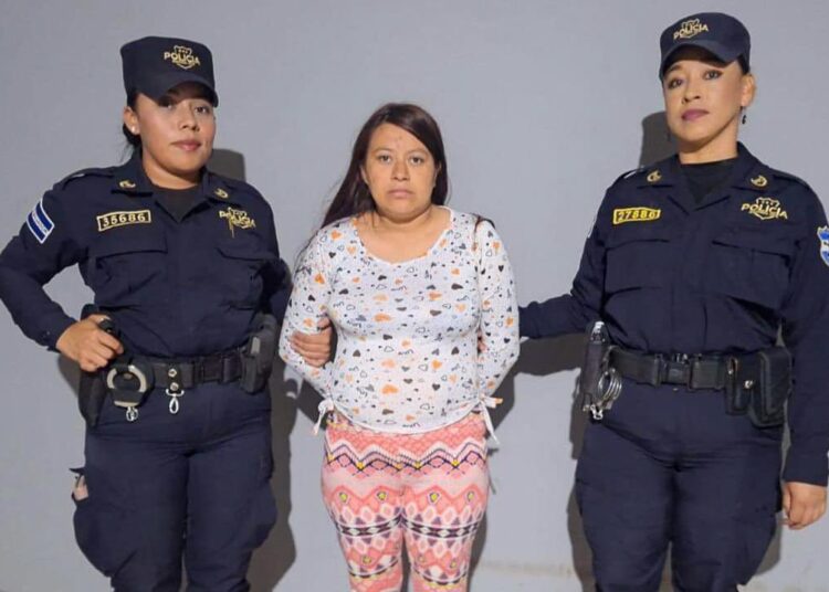 Capturan a «homegirl» de la MS13 encargada de movilizar armamento
