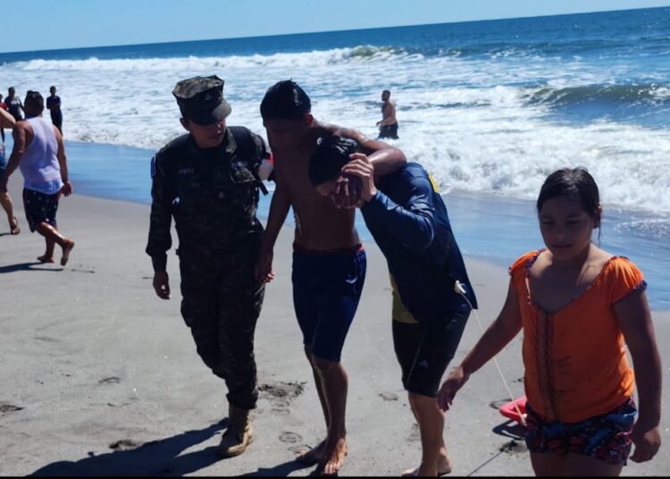 Rescatan a joven arrastrado por corriente en Playa Cangrejera