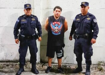 Capturan a sujeto por agredir a dos hombres con envases de vidrio en Colón