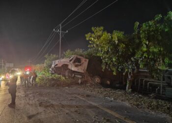 Derrame de diésel tras vuelco de cisterna 
