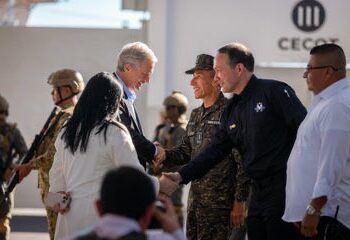 José Antonio Kast visita el CECOT 