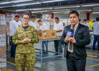 Ministerio de Educación recibe nuevo cargamento de dispositivos para estudiantes del sector público