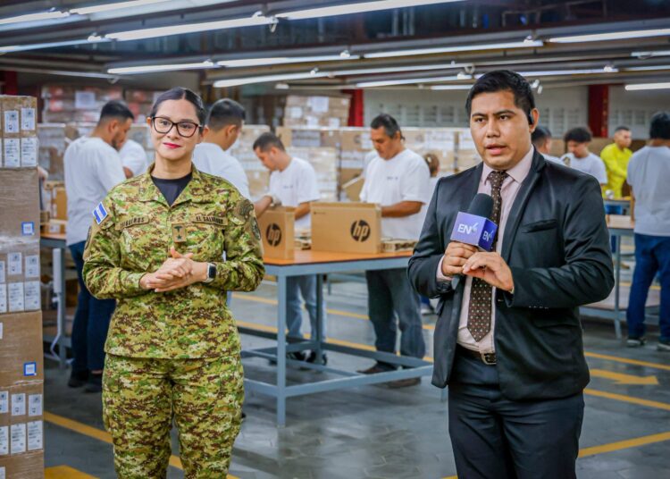 Ministerio de Educación recibe nuevo cargamento de dispositivos para estudiantes del sector público