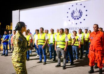 Gobierno recibe cargamento de uniformes escolares