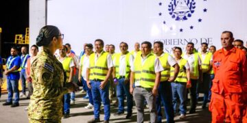 Gobierno recibe cargamento de uniformes escolares