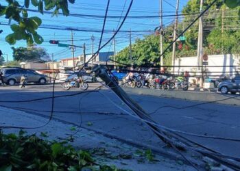 Conductor derriba poste y huye en San Salvador