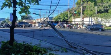 Conductor derriba poste y huye en San Salvador