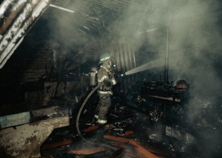 Cuerpo de Bomberos sofoca incendio estructural 