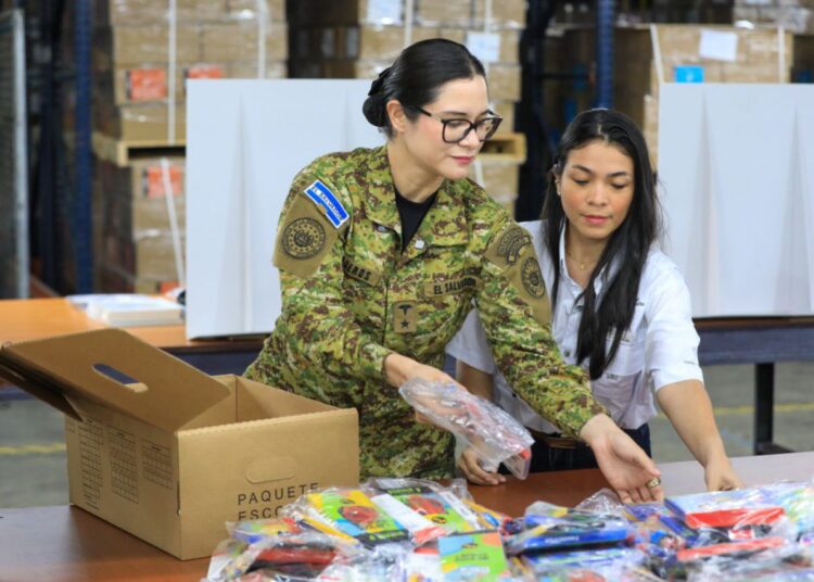 Ministra de Educación supervisa entrega de paquetes escolares 