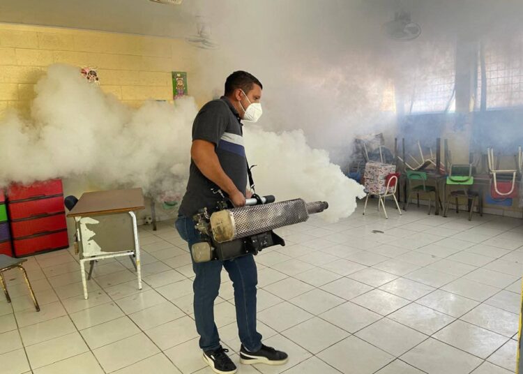 Fumigan escuelas de La Unión para garantizar un inicio de clases seguro