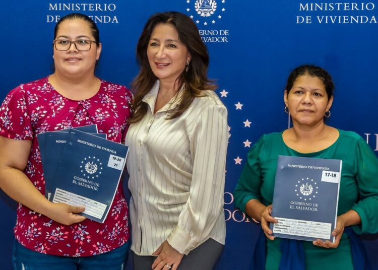 Vivienda entrega escrituras a familias estafadas por Corporación Argoz