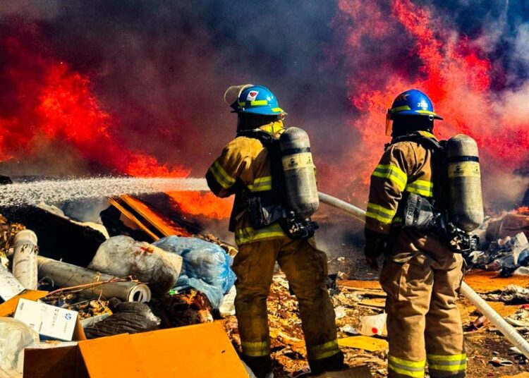Bomberos controlan incendio en vertedero clandestino