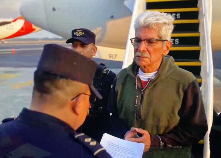 Estados Unidos entrega a Norman Quijano para enfrentar la justicia salvadoreña