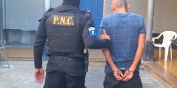 Detienen a guardia penitenciario por extorsionar en Guatemala