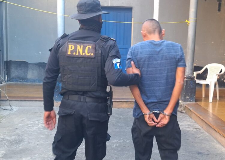 Detienen a guardia penitenciario por extorsionar en Guatemala