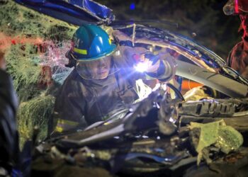 Bomberos liberan a conductor atrapado en el bulevar Monseñor Romero