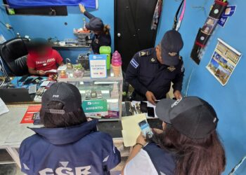 Autoridades intervienen negocios de celulares