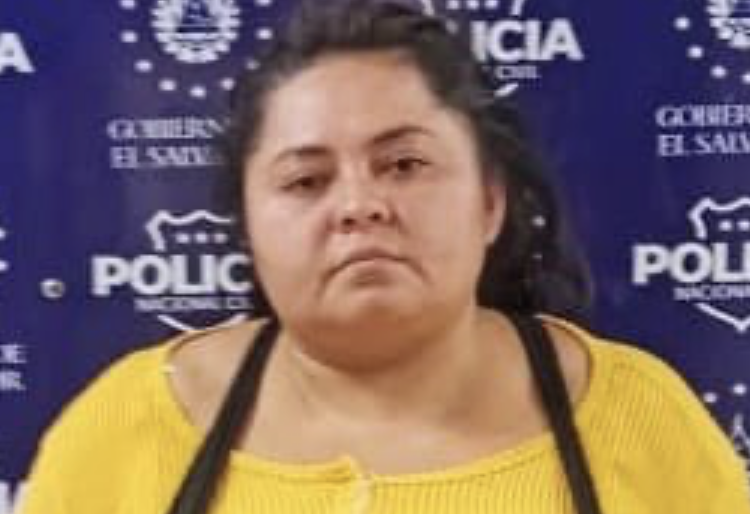 Capturan a mujer por atacar a su esposo con una cuma