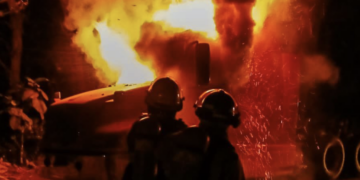 Bomberos sofocan incendio en vehículo de carga pesada 