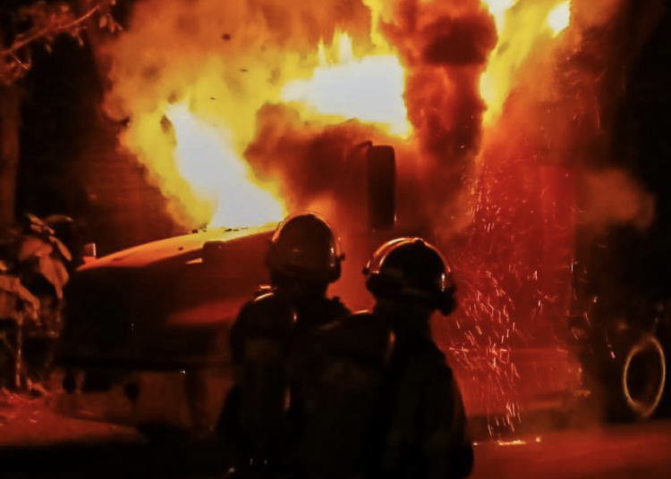 Bomberos sofocan incendio en vehículo de carga pesada